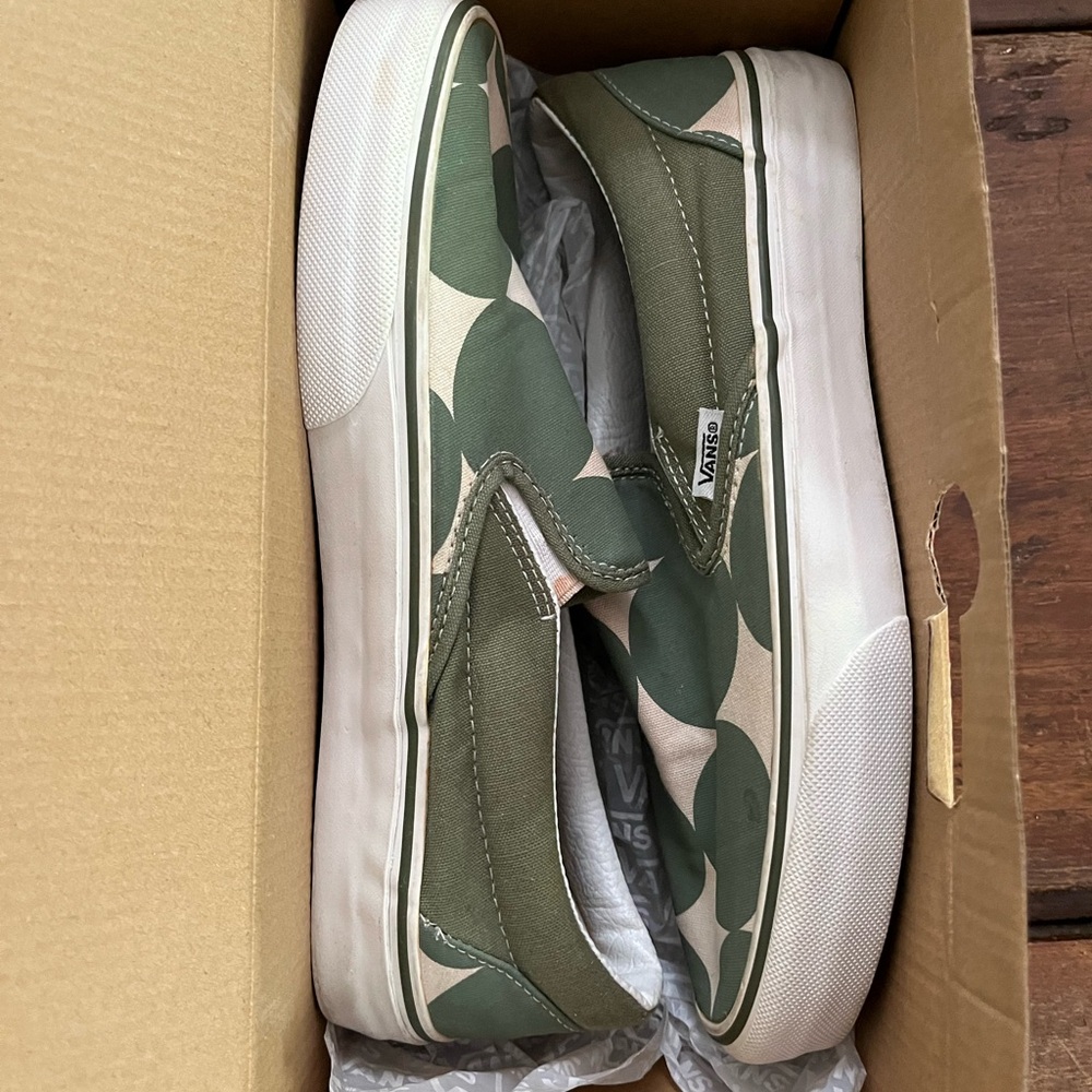 Vans slip-on green and white Women’s 8.5/Men’s 7